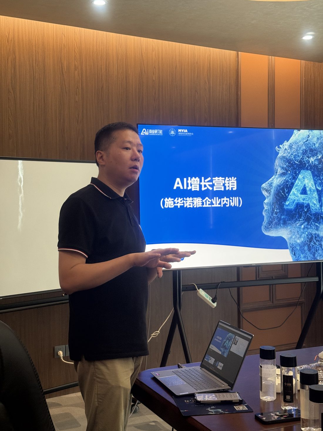 走进施华诺雅