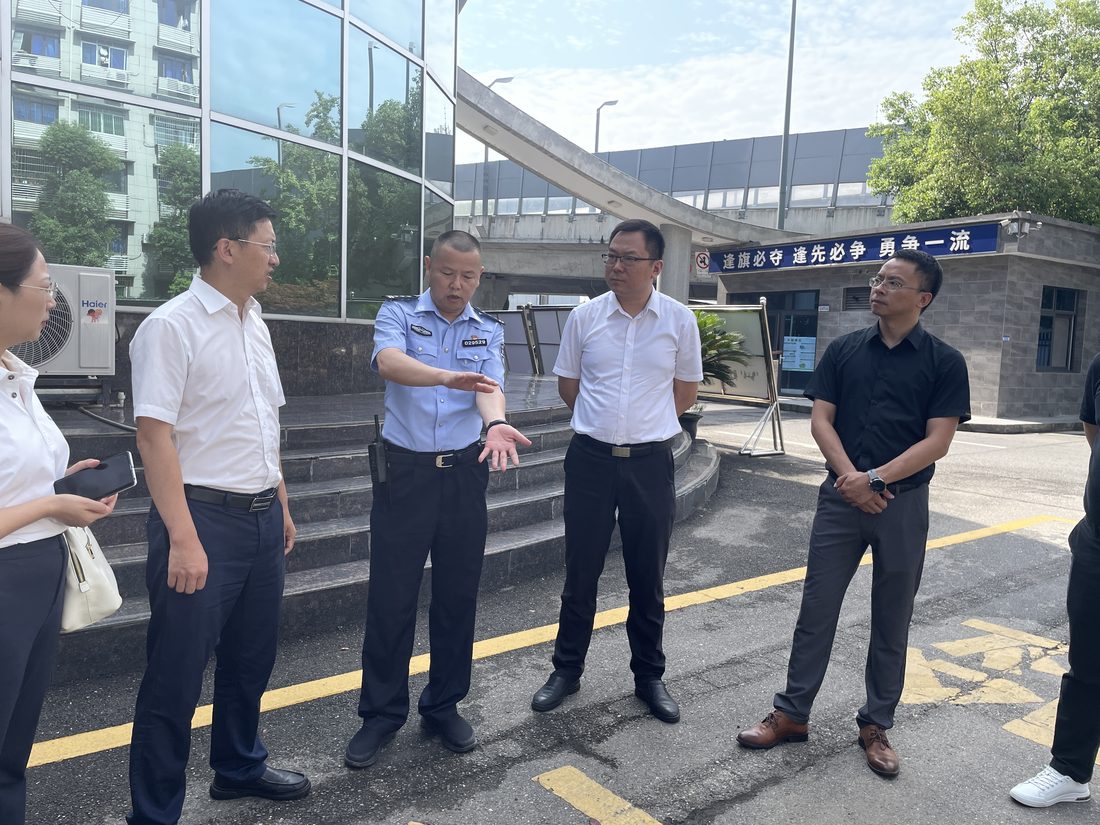 酷暑送清凉交警队慰问
